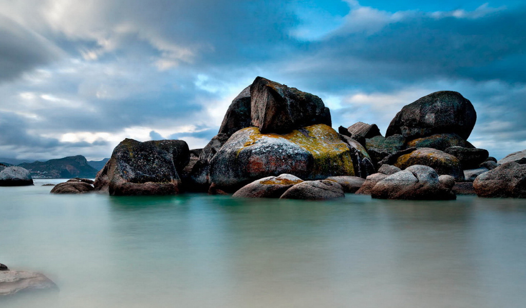 Камни на берегу