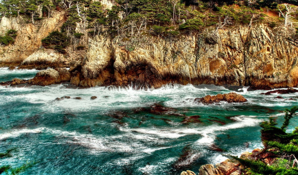 Скалы на берегу