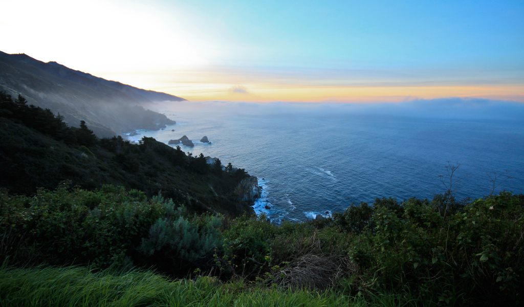 Скалистый берег на закате