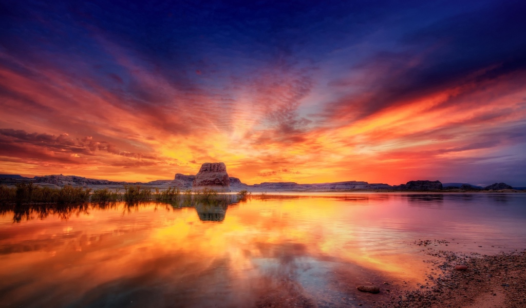 Закат на озере