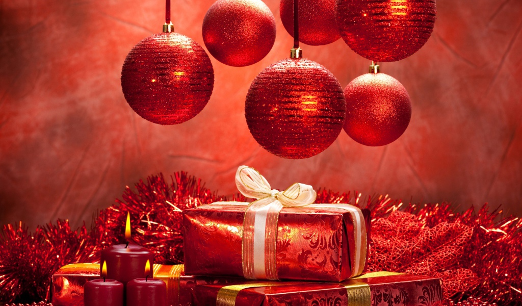 Подарки и красные шары