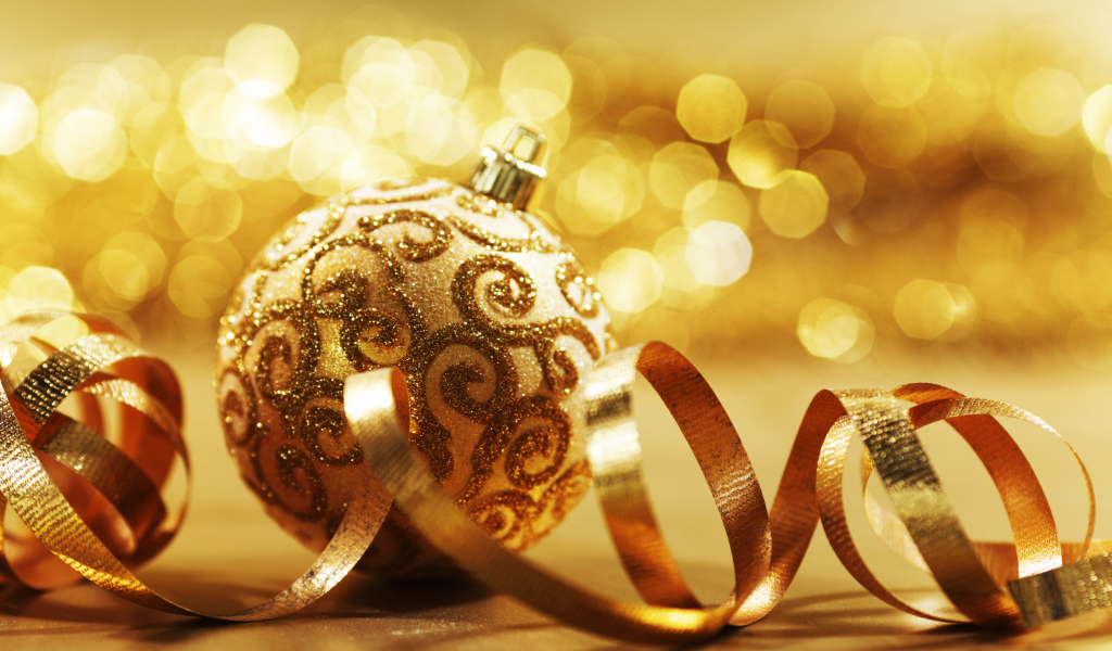 Золотой новогодний шарик