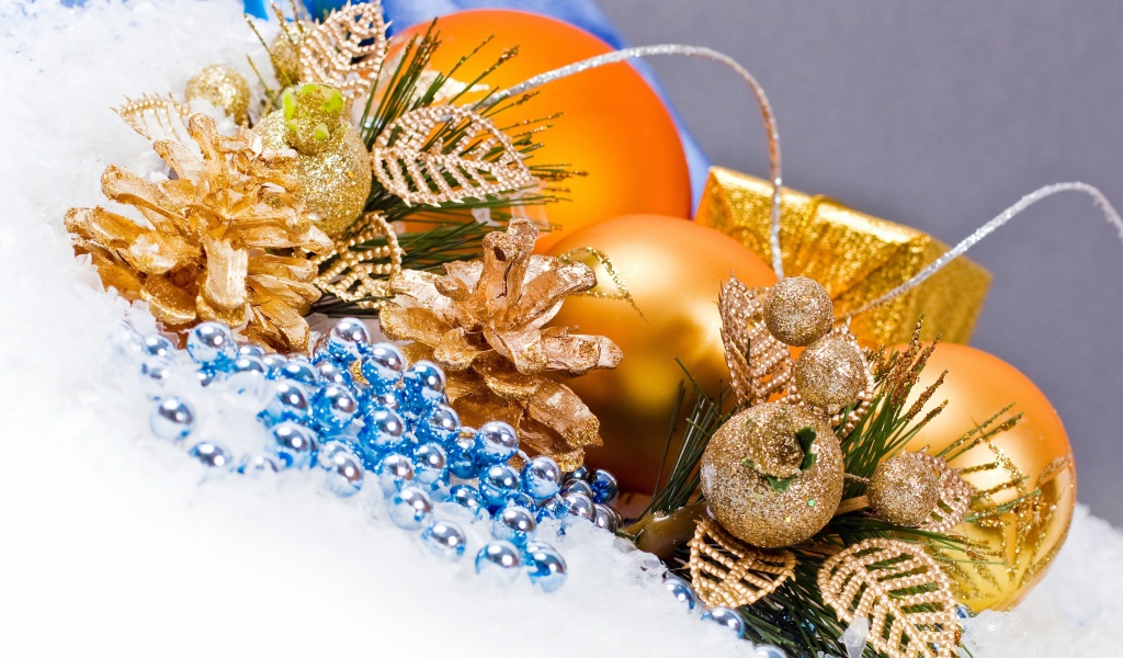 Золотые шары и шишки