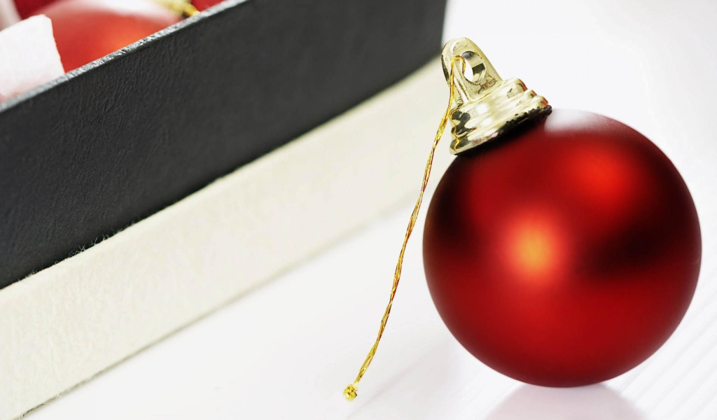 Красный шар для елки