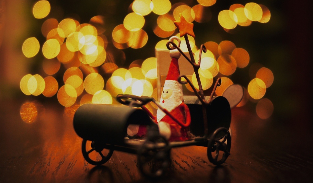 Игрушечный Дед Мороз