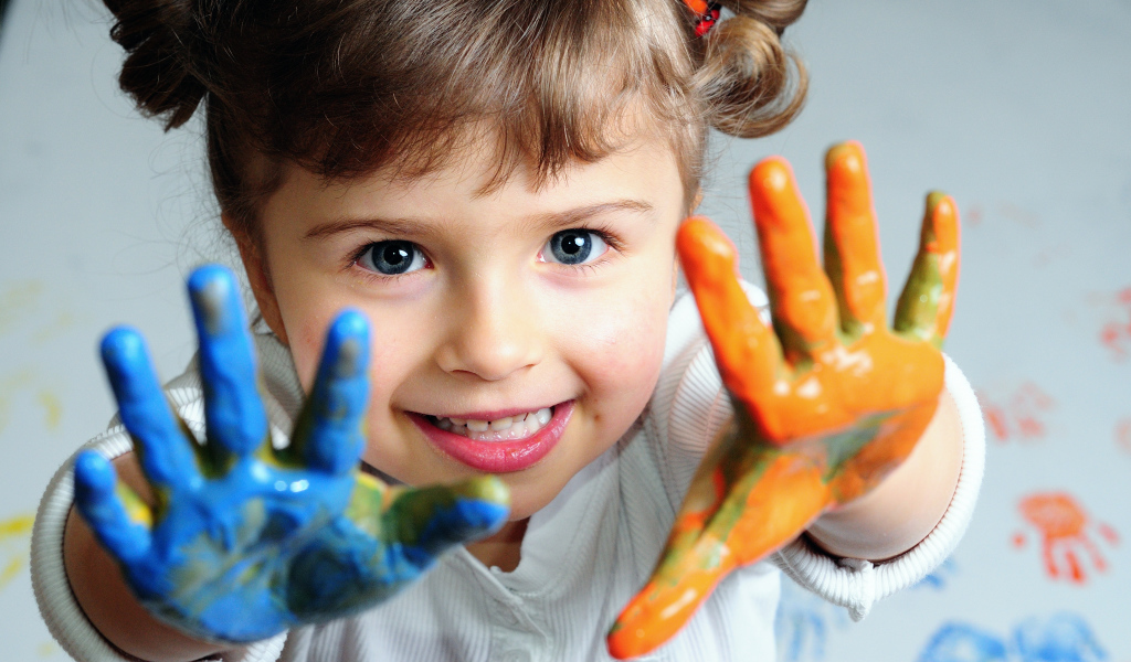 Ребенок с красками
