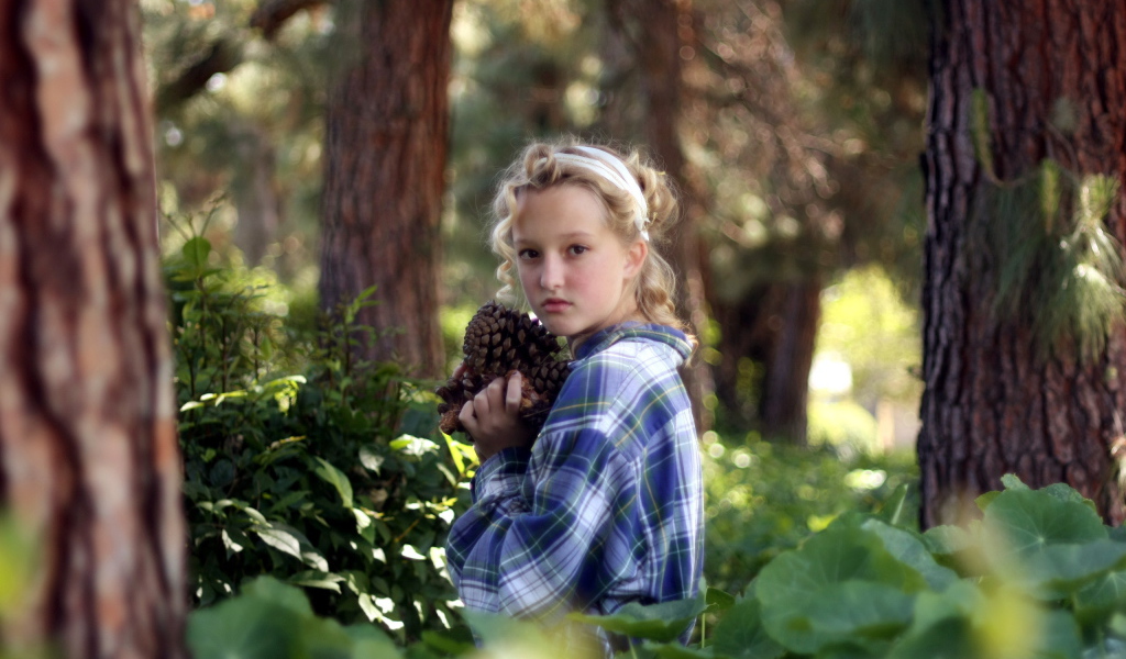 Девочка среди деревьев