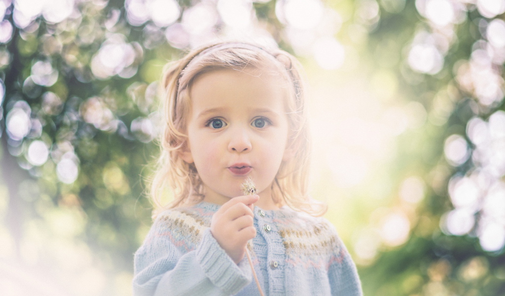 Девочка с одуванчиком