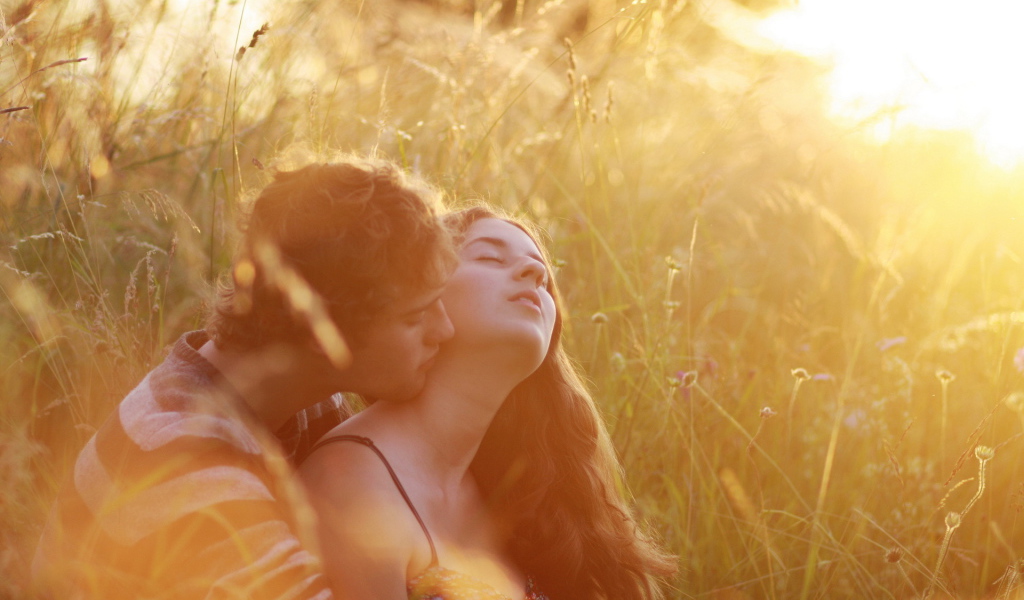 Влюбленная парочка в траве