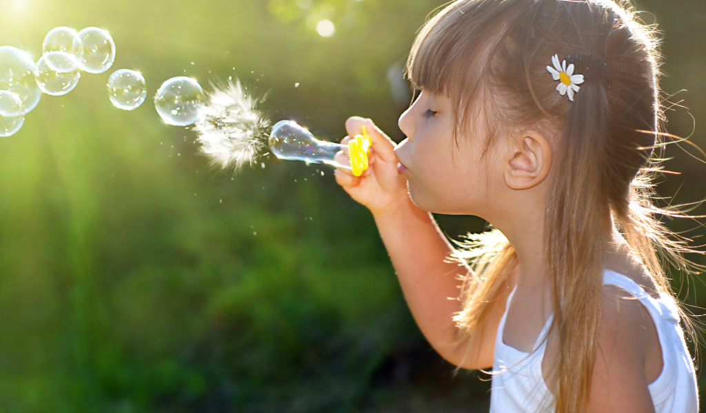 Девочка и мыльные пузыри