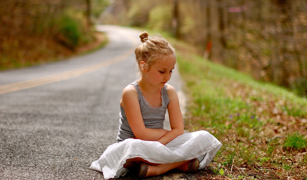 Девочка на дороге