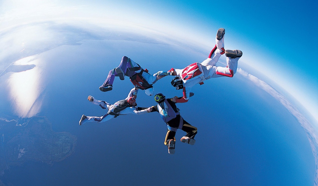 Парашютисты с небе