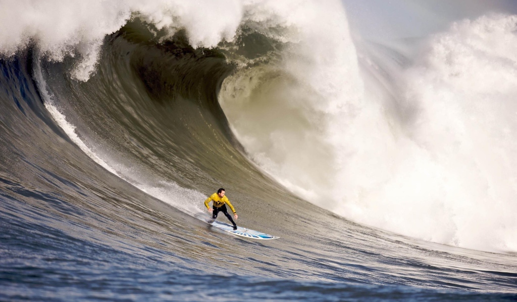 Серфер спускается с волны