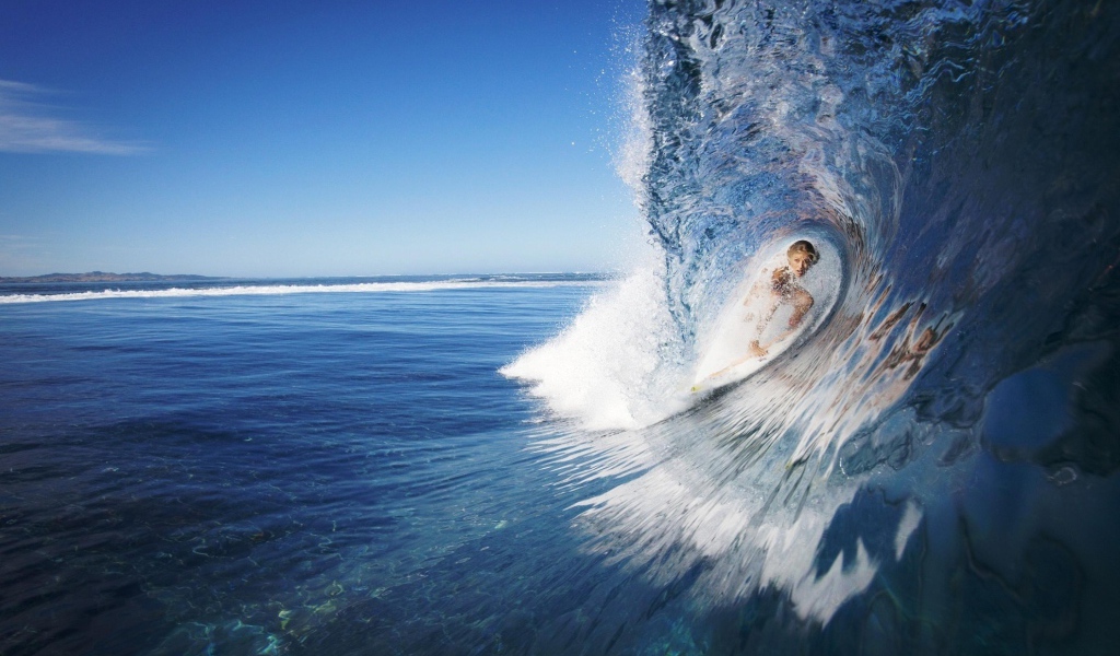 Серфер внутри волны