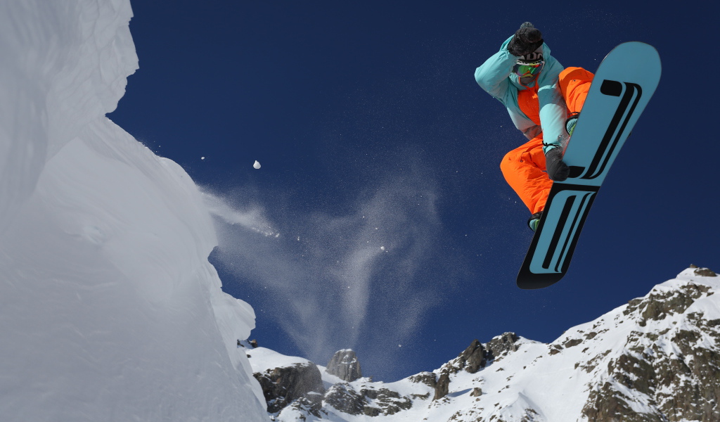 Сноубордист в горах