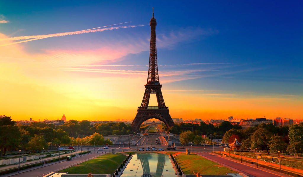Рассвет у Эйфелевой башни
