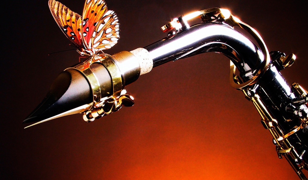Бабочка на саксофоне