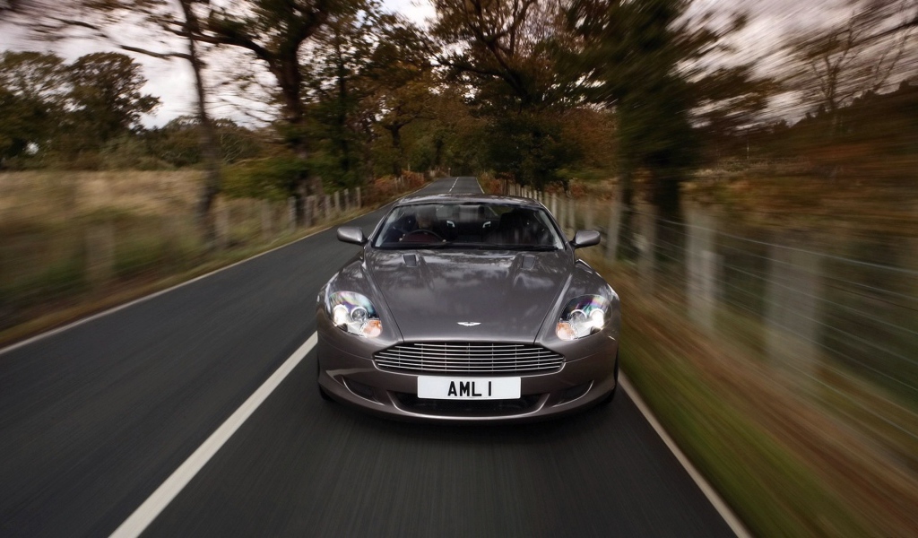 Автомобиль в движении по дороге