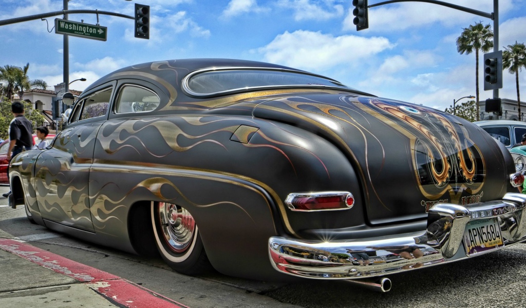 Разрисованный автомобиль на стоянке