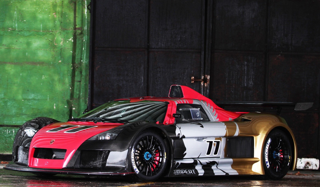 Автомобиль у гаража