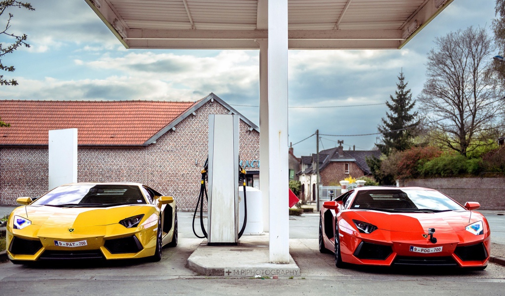 Два спорткара