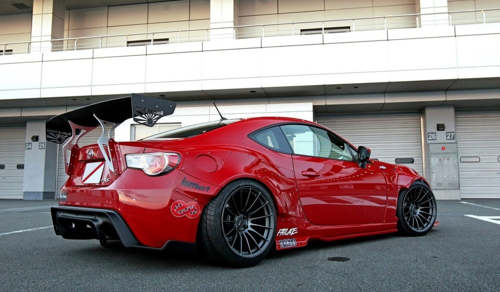 Красный гоночный автомобиль