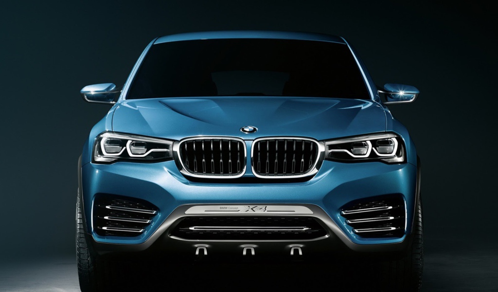 BMW X4 кроссовер на темном фоне