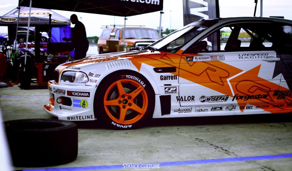 Автомобиль BMW готовится к гонкам