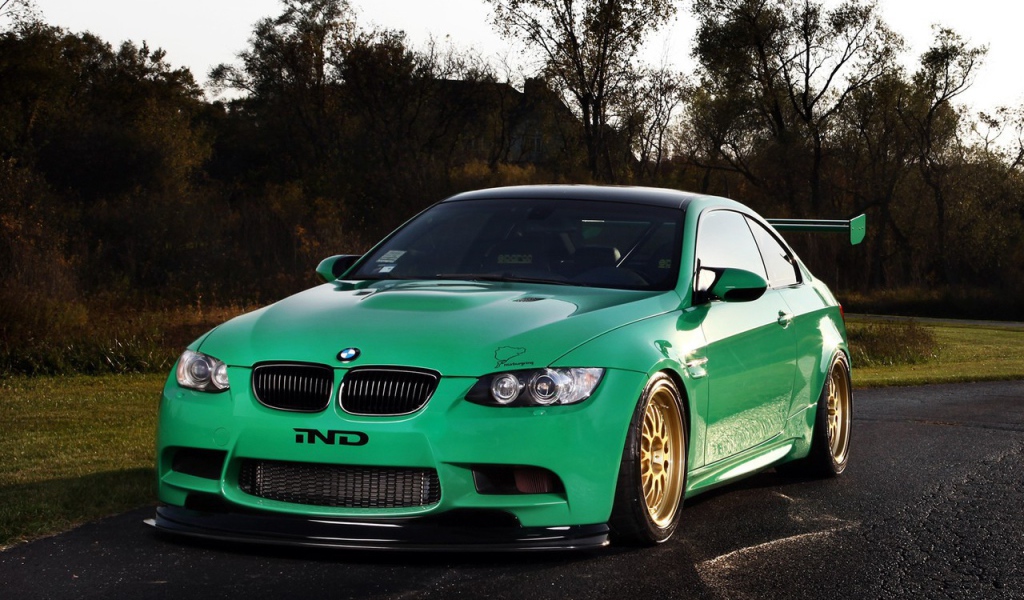 Зеленый BMW