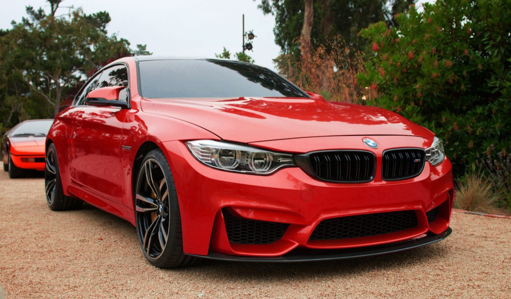 Красный BMW M4 на вечеринке