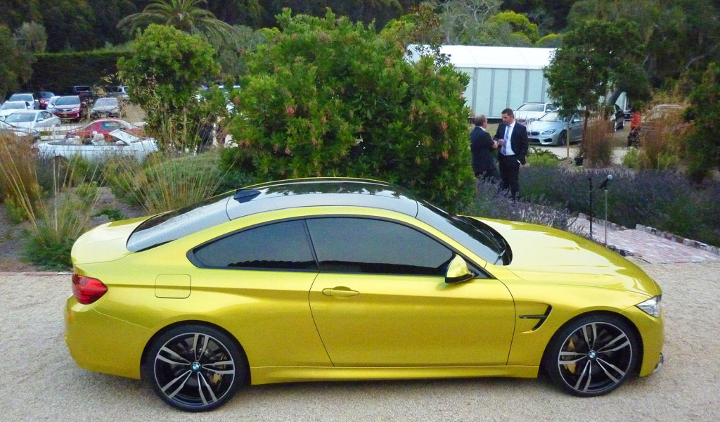 Желтый BMW M4 сверху