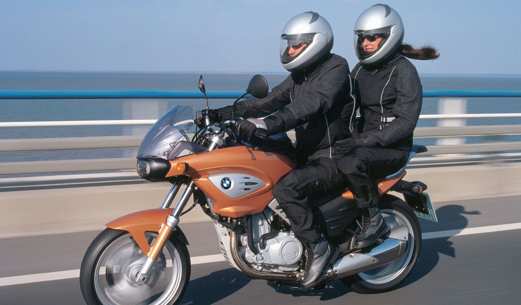 Мотоцикл BMW на дороге