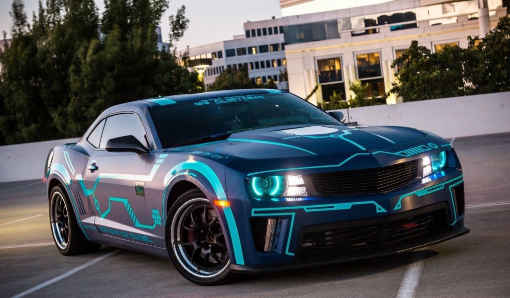 Шевроле с тюнингом на стоянке