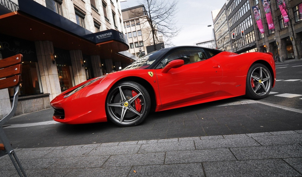 Феррари на улице