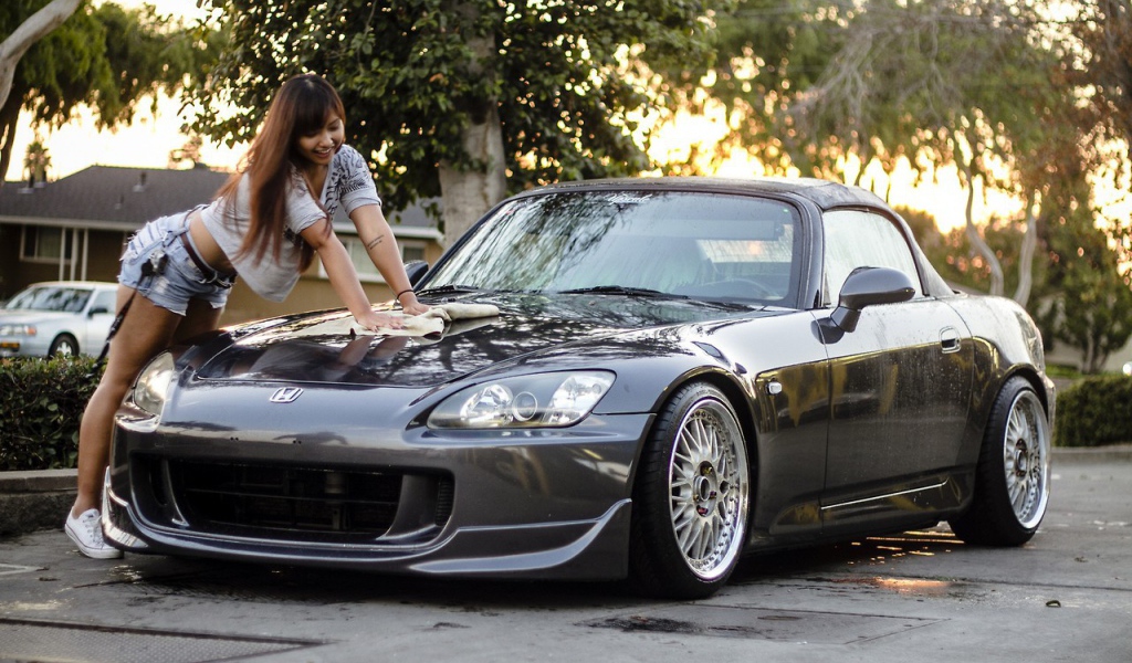 Девушка моет Хонду