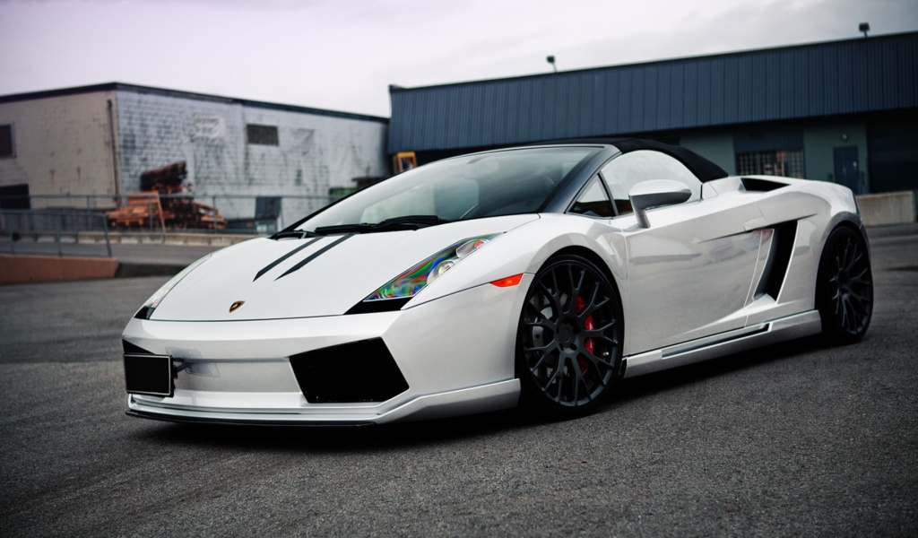 Белый автомобиль Ламборджини