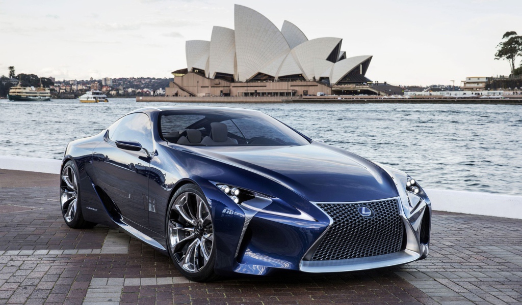 Синий Лексус у воды