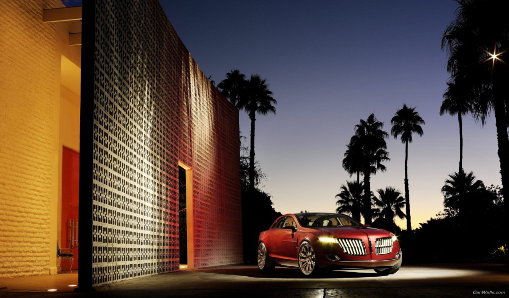 Автомобиль Линкольн в вечернем свете