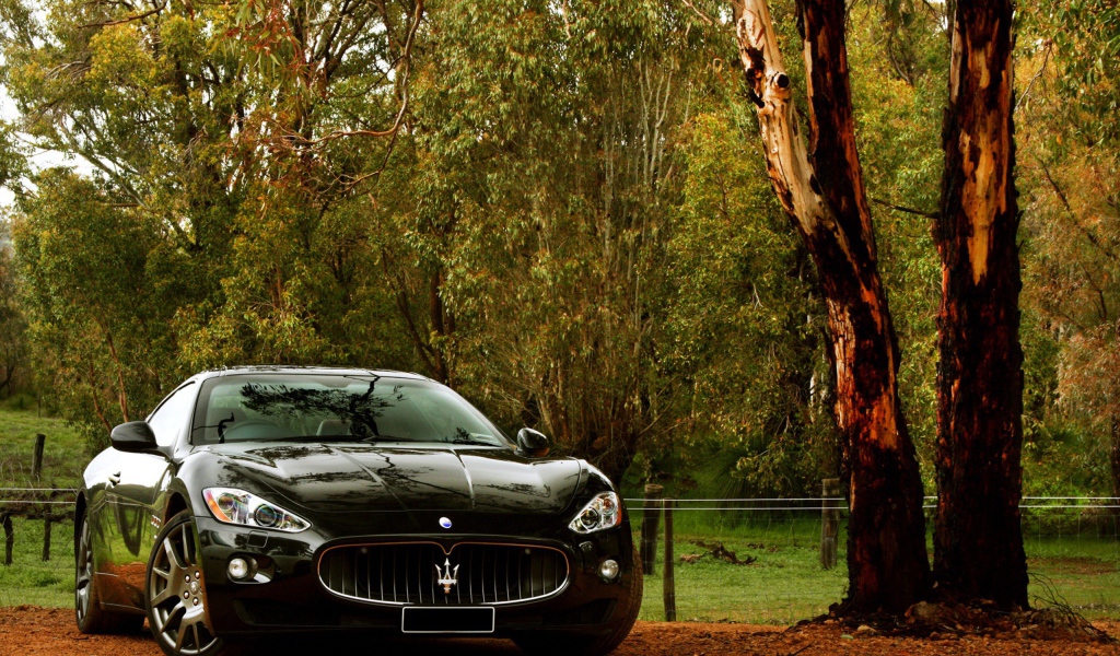 Черный автомобиль Мазерати