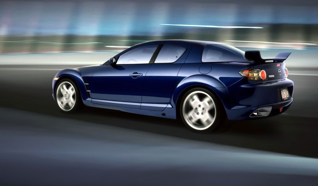 Синяя Мазда на скорости