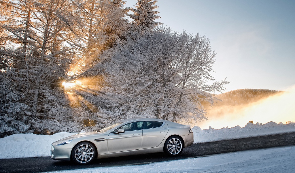 Автомобиль на зимней дороге