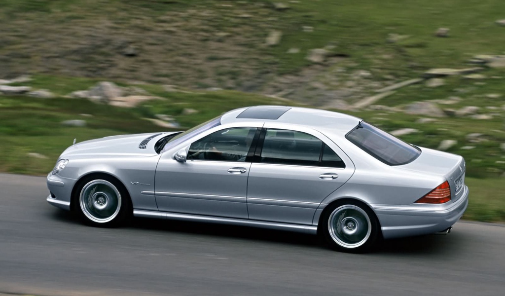 Серый Mercedes-Benz S65 AMG на дороге