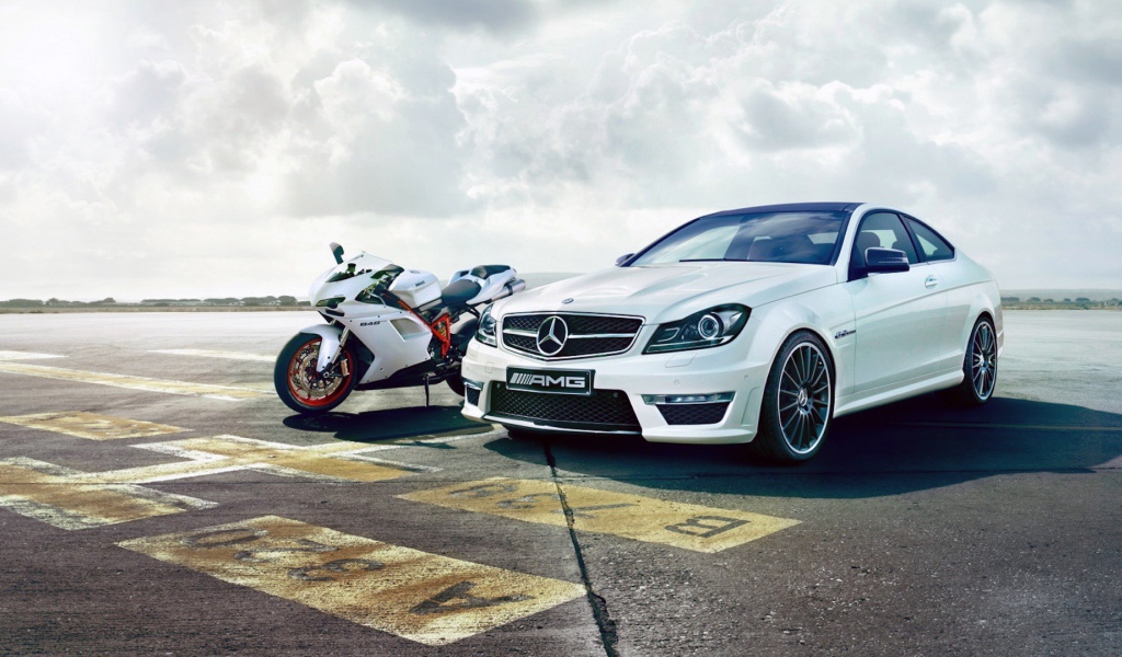 Мотоцикл Ducati 848 и Мерседес C63 AMG