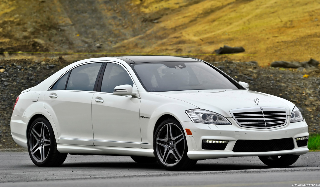 Белый Mercedes-Benz S65 AMG в парке