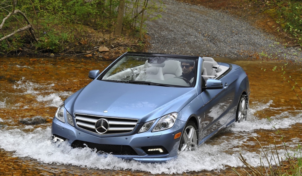 Мерседес едет через реку