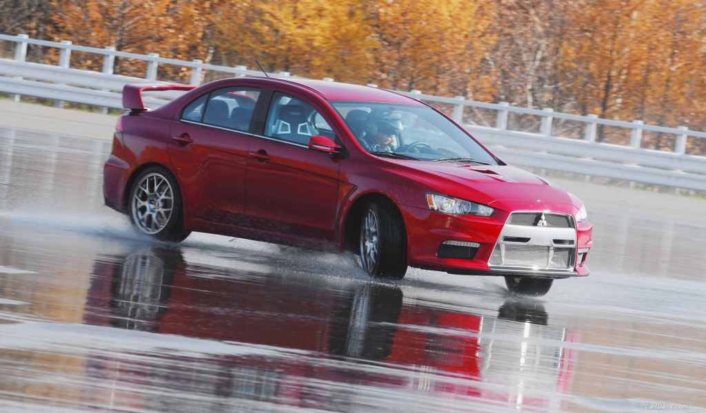 Митсубиси на мокрой дороге