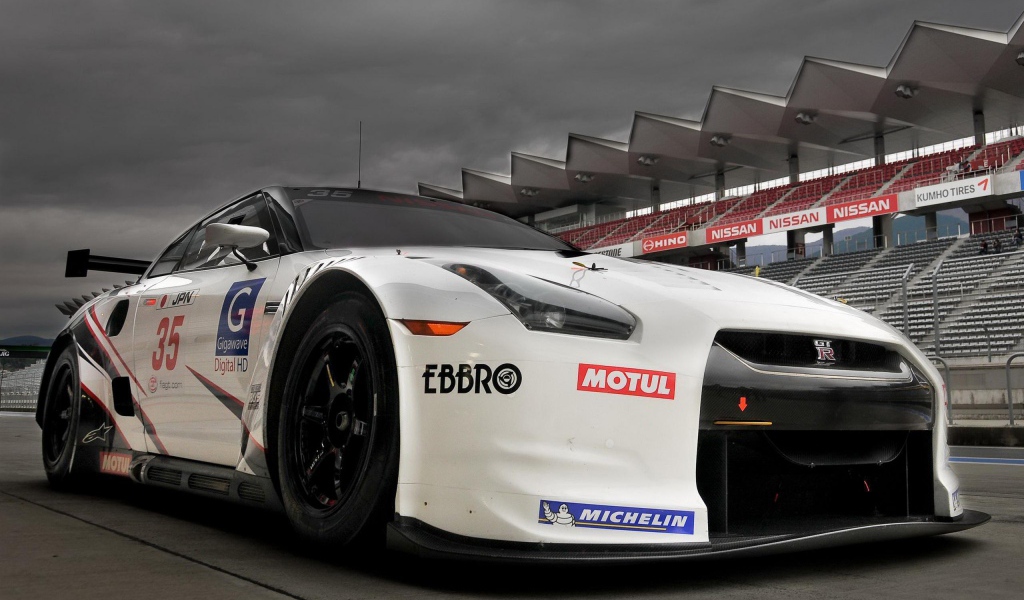 Автомобиль Нисан GTR