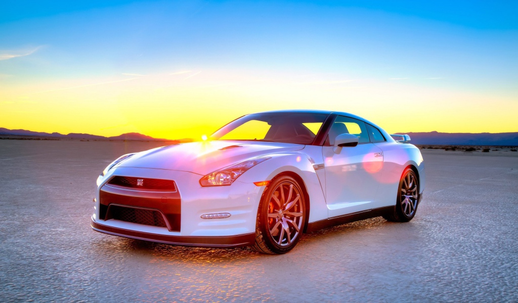 Белый Ниссан на закате