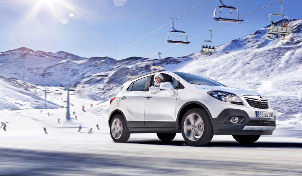 Девушка на белом Опеле