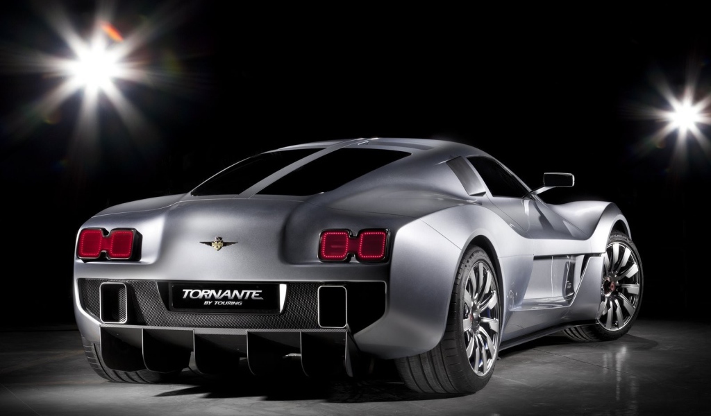 Серебристый автомобиль Gumpert